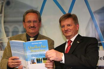 M�nchens OB Christian Ude und Stephan Schwarz vom SWM. Foto: Andrea Pollak