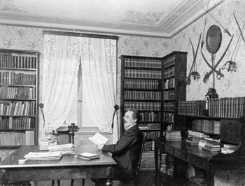 KARL MAY in seiner Bibliothek in der Villa Shatterhand, dem heutigen Karl-May-Museum in Radebeul
